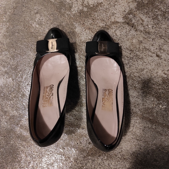 Ferragamo Vara Bow Pump - Picture 4 of 8